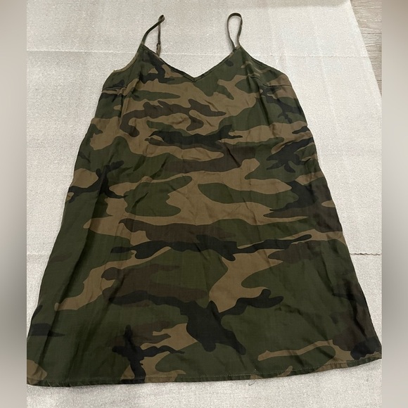 ❤️2/$30❤️[M]TNA WMN Yirrell Dress Green Camouflage Strap V-Neck Slip Mini - Picture 2 of 7